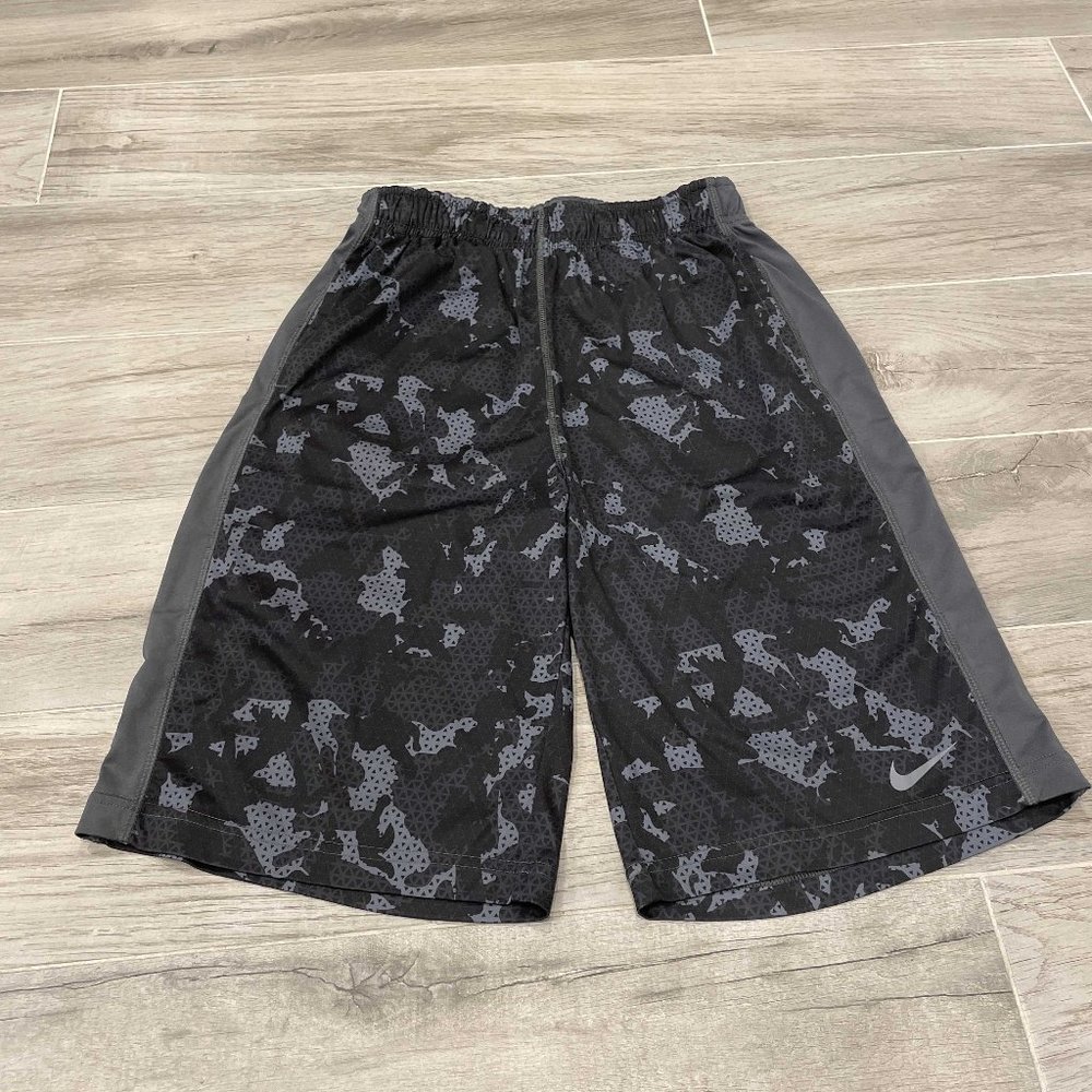 Nike Boys Shorts Camo Size XL